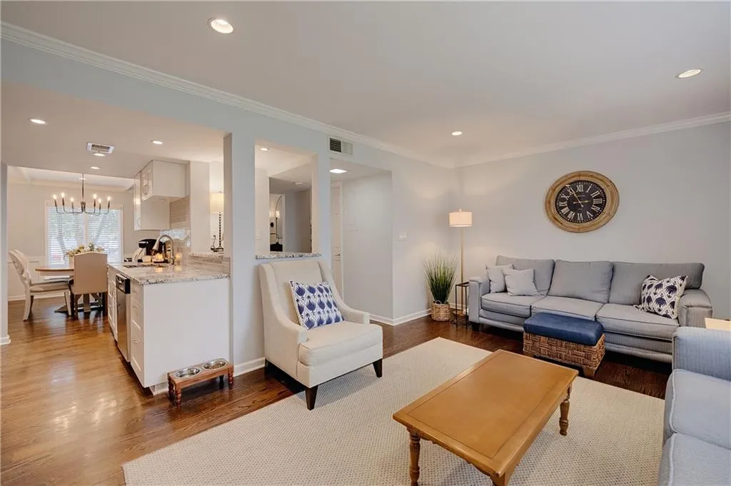 13 Ivy Square Ne, Atlanta, Georgia 30342, 3 Bedrooms Bedrooms, 0 ,3 BathroomsBathrooms,Residential,For Sale,13 Ivy Square Ne,7811852