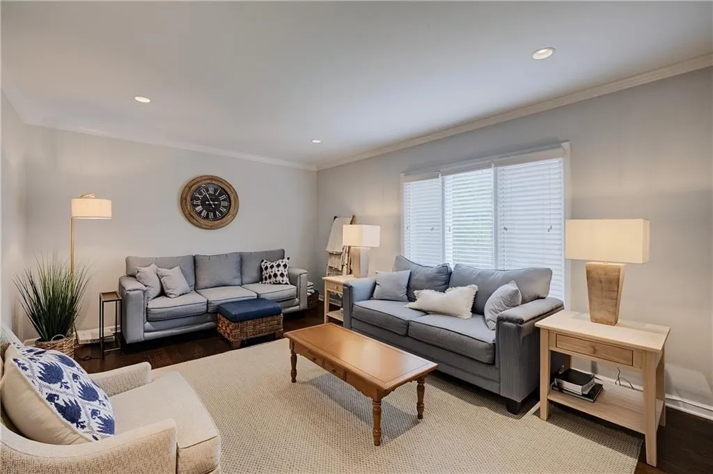 13 Ivy Square Ne, Atlanta, Georgia 30342, 3 Bedrooms Bedrooms, 0 ,3 BathroomsBathrooms,Residential,For Sale,13 Ivy Square Ne,7811852
