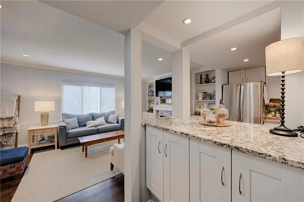 13 Ivy Square Ne, Atlanta, Georgia 30342, 3 Bedrooms Bedrooms, 0 ,3 BathroomsBathrooms,Residential,For Sale,13 Ivy Square Ne,7811852