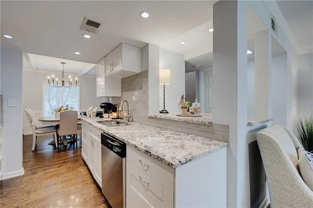 13 Ivy Square Ne, Atlanta, Georgia 30342, 3 Bedrooms Bedrooms, 0 ,3 BathroomsBathrooms,Residential,For Sale,13 Ivy Square Ne,7811852