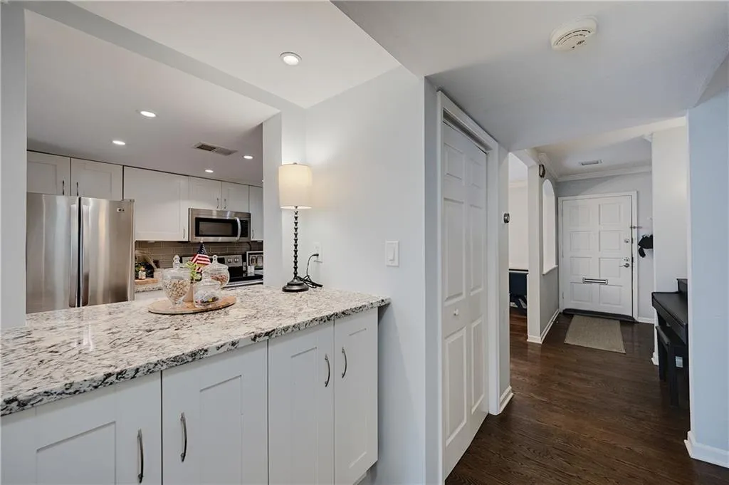 13 Ivy Square Ne, Atlanta, Georgia 30342, 3 Bedrooms Bedrooms, 0 ,3 BathroomsBathrooms,Residential,For Sale,13 Ivy Square Ne,7811852
