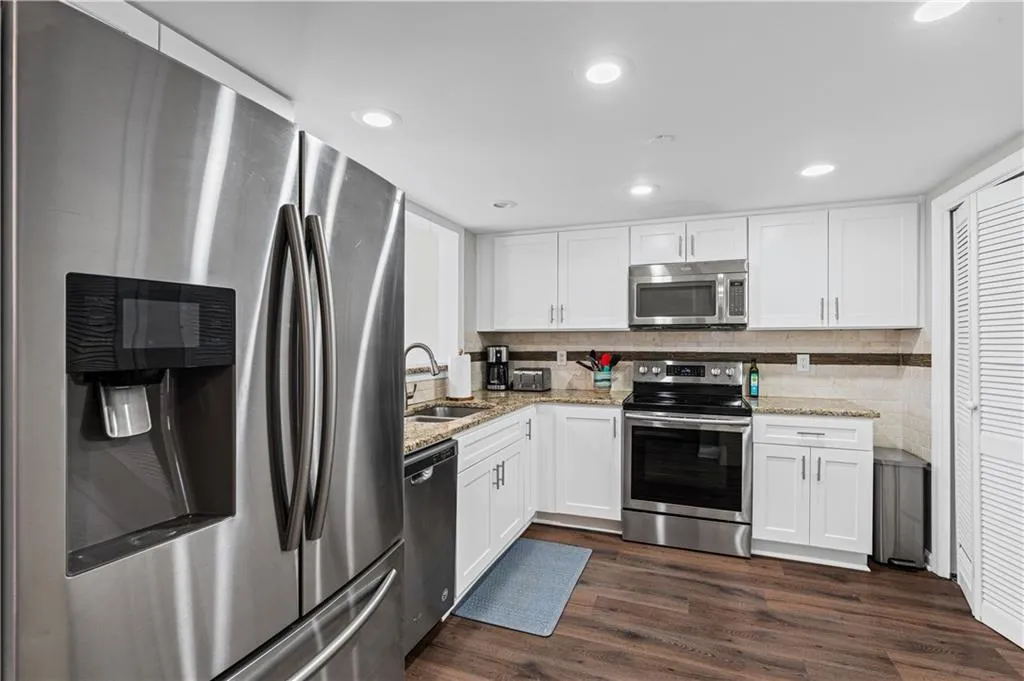 7750 Roswell Road Unit 9e, Atlanta, Georgia 30350, 3 Bedrooms Bedrooms, ,2 BathroomsBathrooms,Residential,For Sale,7750 Roswell Road Unit 9e,7752896