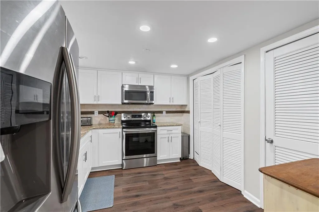 7750 Roswell Road Unit 9e, Atlanta, Georgia 30350, 3 Bedrooms Bedrooms, ,2 BathroomsBathrooms,Residential,For Sale,7750 Roswell Road Unit 9e,7752896