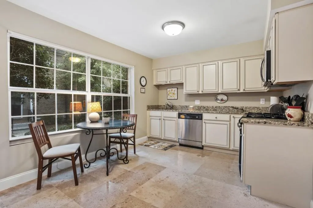 6980 Roswell Road Unit F1, Atlanta, Georgia 30328, 3 Bedrooms Bedrooms, ,2 BathroomsBathrooms,Residential,Sold,6980 Roswell Road Unit F1,6935383