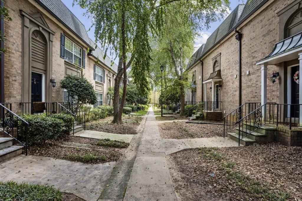 6980 Roswell Road Unit F1, Atlanta, Georgia 30328, 3 Bedrooms Bedrooms, ,2 BathroomsBathrooms,Residential,Sold,6980 Roswell Road Unit F1,6935383