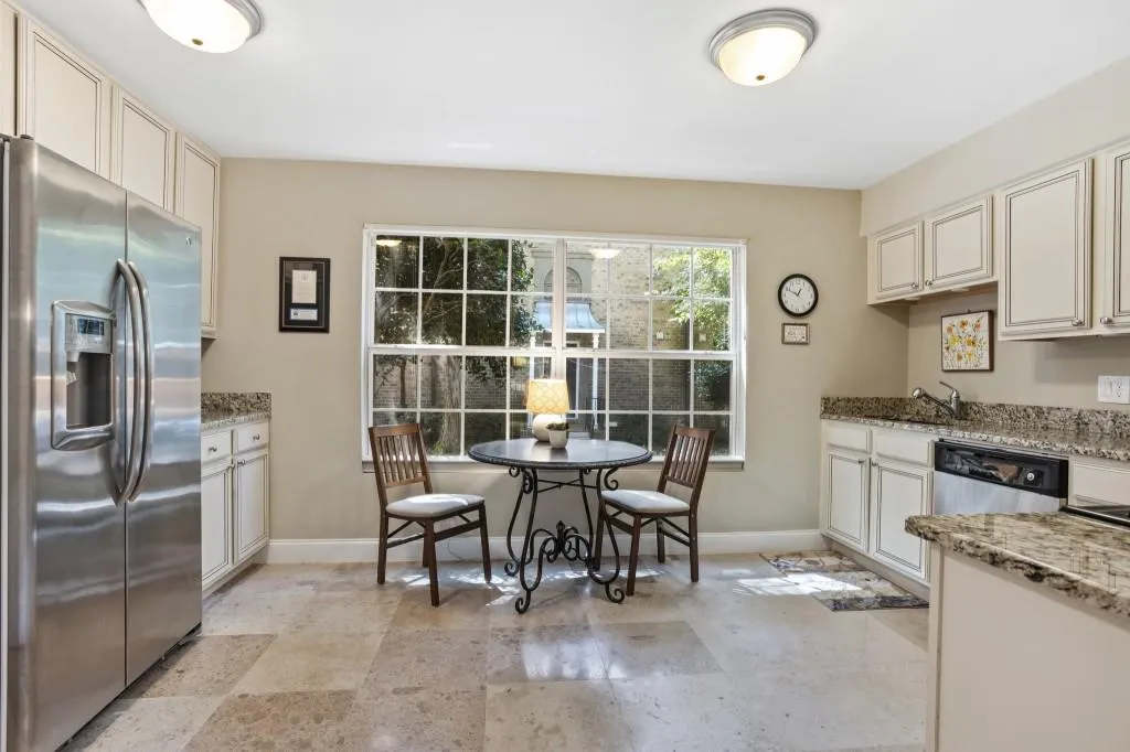 6980 Roswell Road Unit F1, Atlanta, Georgia 30328, 3 Bedrooms Bedrooms, ,2 BathroomsBathrooms,Residential,Sold,6980 Roswell Road Unit F1,6935383