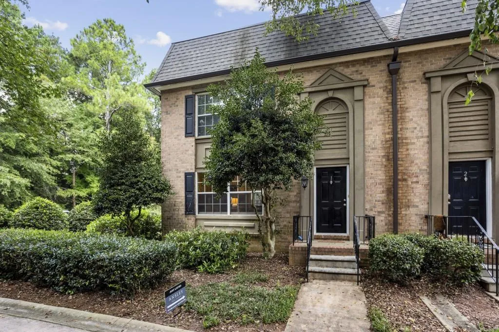 6980 Roswell Road Unit F1, Atlanta, Georgia 30328, 3 Bedrooms Bedrooms, ,2 BathroomsBathrooms,Residential,Sold,6980 Roswell Road Unit F1,6935383