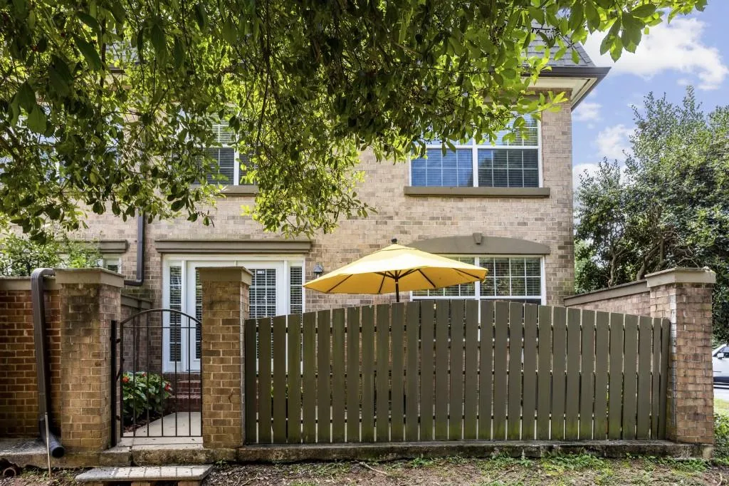 6980 Roswell Road Unit F1, Atlanta, Georgia 30328, 3 Bedrooms Bedrooms, ,2 BathroomsBathrooms,Residential,Sold,6980 Roswell Road Unit F1,6935383