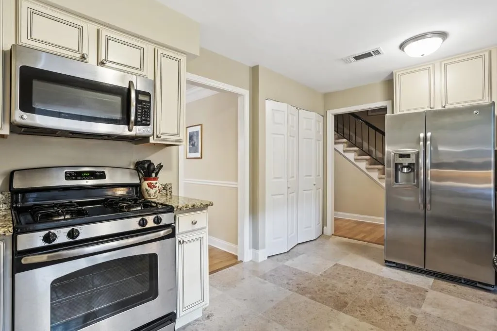 6980 Roswell Road Unit F1, Atlanta, Georgia 30328, 3 Bedrooms Bedrooms, ,2 BathroomsBathrooms,Residential,Sold,6980 Roswell Road Unit F1,6935383