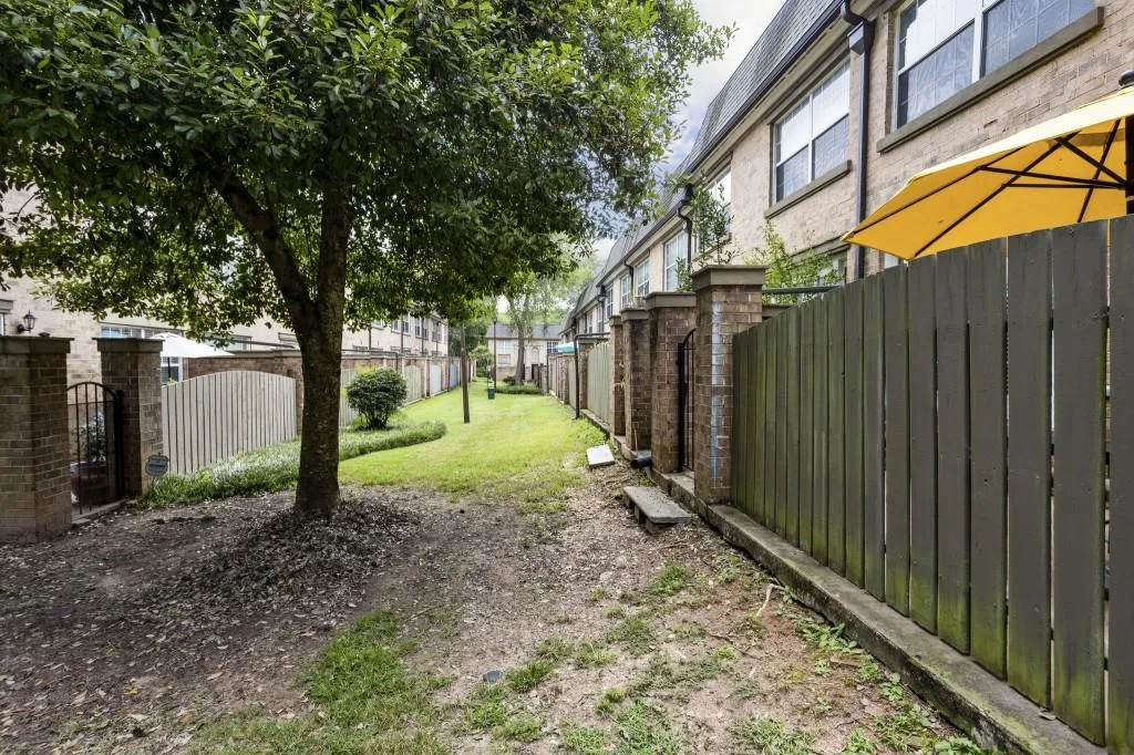 6980 Roswell Road Unit F1, Atlanta, Georgia 30328, 3 Bedrooms Bedrooms, ,2 BathroomsBathrooms,Residential,Sold,6980 Roswell Road Unit F1,6935383