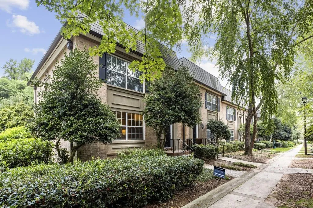 6980 Roswell Road Unit F1, Atlanta, Georgia 30328, 3 Bedrooms Bedrooms, ,2 BathroomsBathrooms,Residential,Sold,6980 Roswell Road Unit F1,6935383