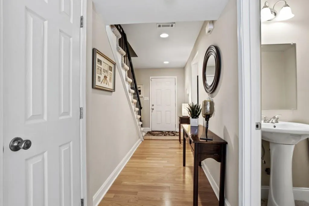 6980 Roswell Road Unit F1, Atlanta, Georgia 30328, 3 Bedrooms Bedrooms, ,2 BathroomsBathrooms,Residential,Sold,6980 Roswell Road Unit F1,6935383