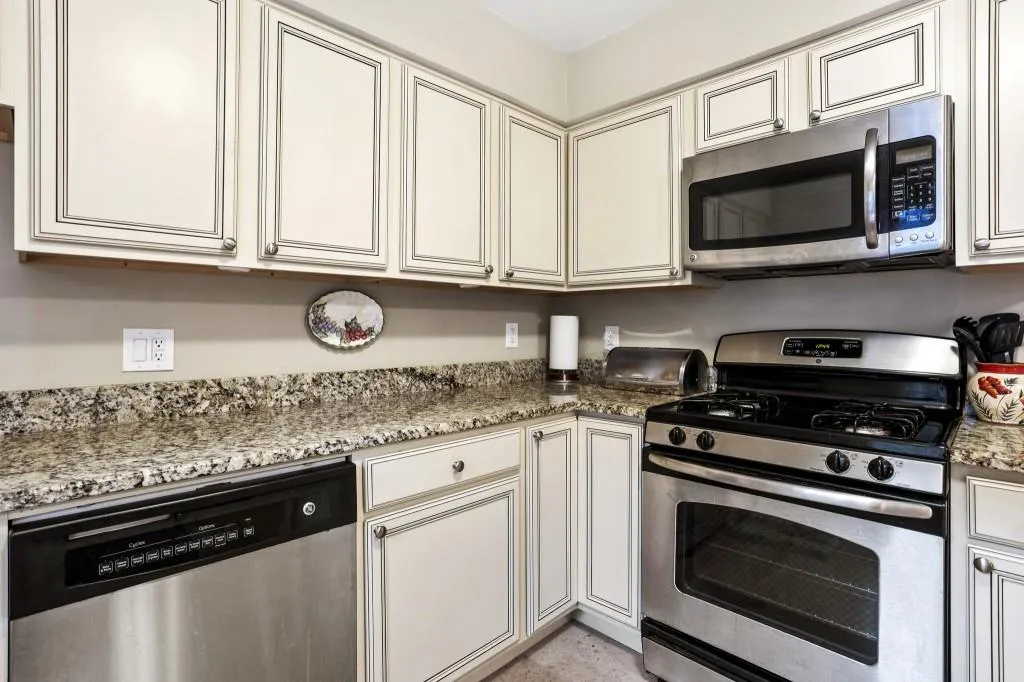 6980 Roswell Road Unit F1, Atlanta, Georgia 30328, 3 Bedrooms Bedrooms, ,2 BathroomsBathrooms,Residential,Sold,6980 Roswell Road Unit F1,6935383