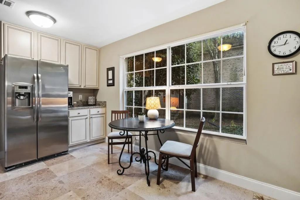 6980 Roswell Road Unit F1, Atlanta, Georgia 30328, 3 Bedrooms Bedrooms, ,2 BathroomsBathrooms,Residential,Sold,6980 Roswell Road Unit F1,6935383