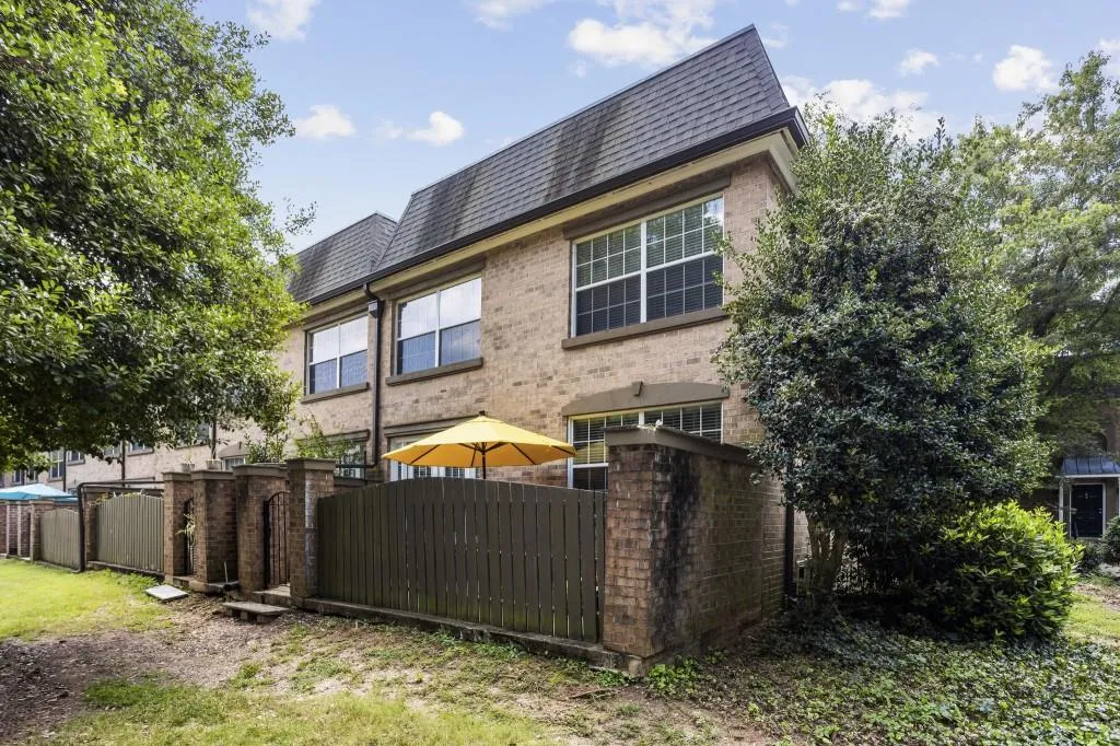 6980 Roswell Road Unit F1, Atlanta, Georgia 30328, 3 Bedrooms Bedrooms, ,2 BathroomsBathrooms,Residential,Sold,6980 Roswell Road Unit F1,6935383