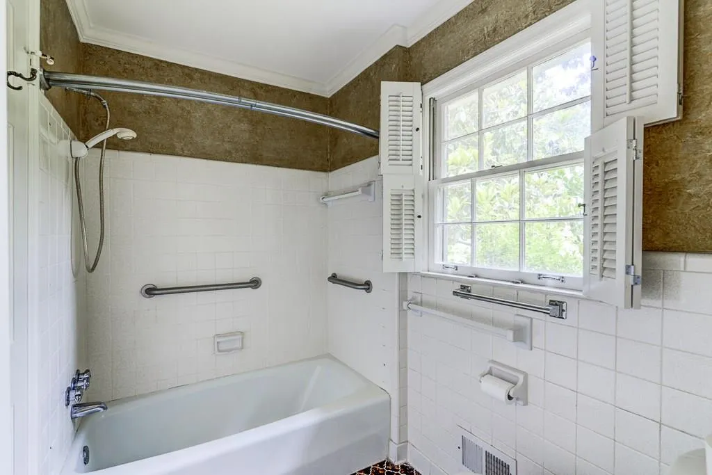 7025 Hunters Branch Drive, Atlanta, Georgia 30328, 3 Bedrooms Bedrooms, ,2 BathroomsBathrooms,Residential,Sold,7025 Hunters Branch Drive,5848540