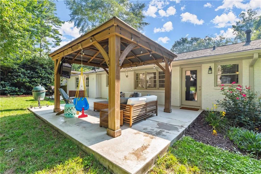 6800 Sunny Brook Lane, Sandy Springs, Georgia 30328, 4 Bedrooms Bedrooms, ,2 BathroomsBathrooms,Residential,Sold,6800 Sunny Brook Lane,6943346