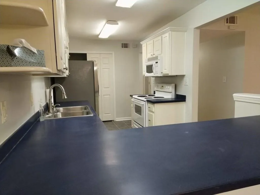 402 Brighton Point, Sandy Springs, Georgia 30328, 2 Bedrooms Bedrooms, ,2 BathroomsBathrooms,Residential,Sold,402 Brighton Point,6093744