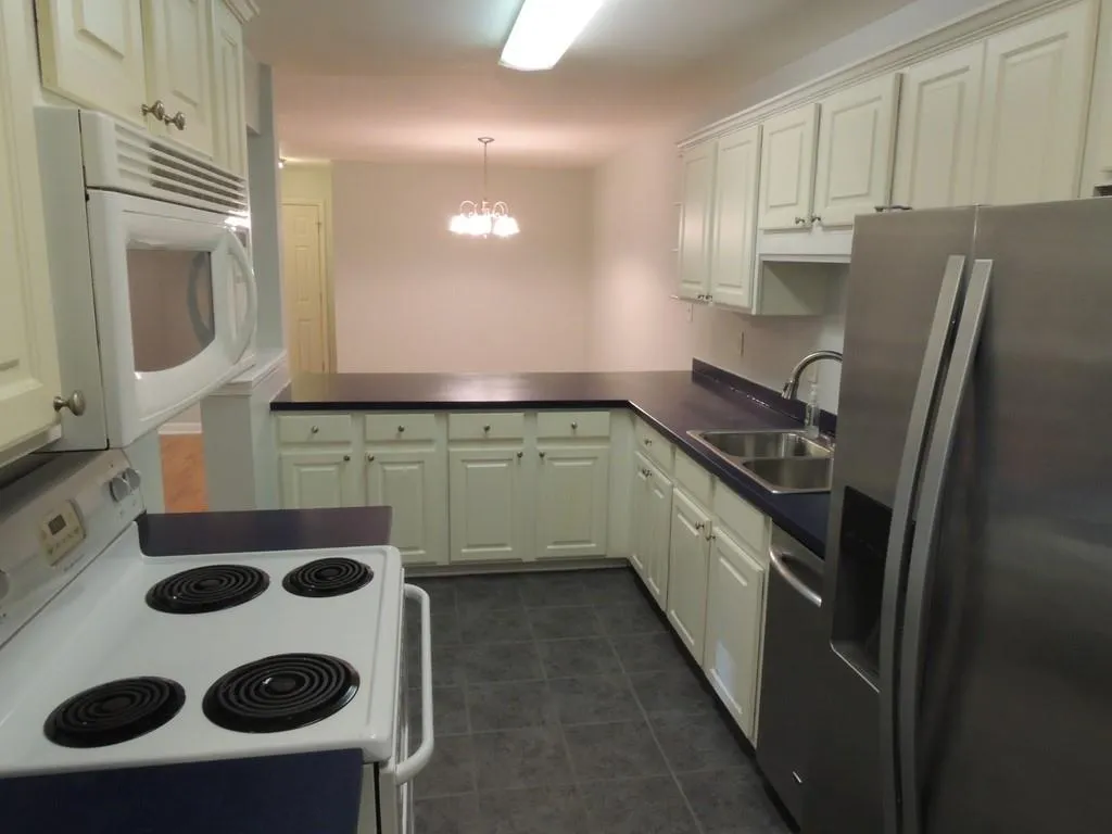 402 Brighton Point, Sandy Springs, Georgia 30328, 2 Bedrooms Bedrooms, ,2 BathroomsBathrooms,Residential,Sold,402 Brighton Point,6093744