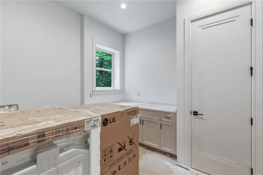 720 Edgewater Trail, Atlanta, Georgia 30328, 7 Bedrooms Bedrooms, ,6 BathroomsBathrooms,Residential,For Sale,720 Edgewater Trail,7758353