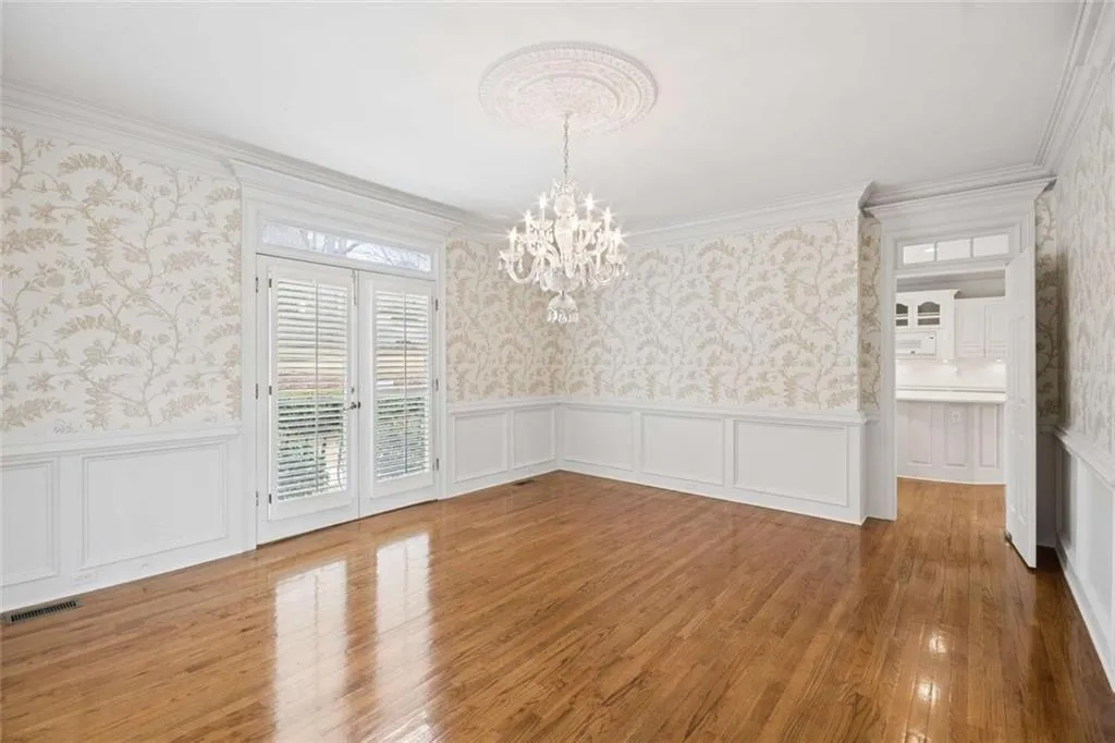 Splendid dining room.