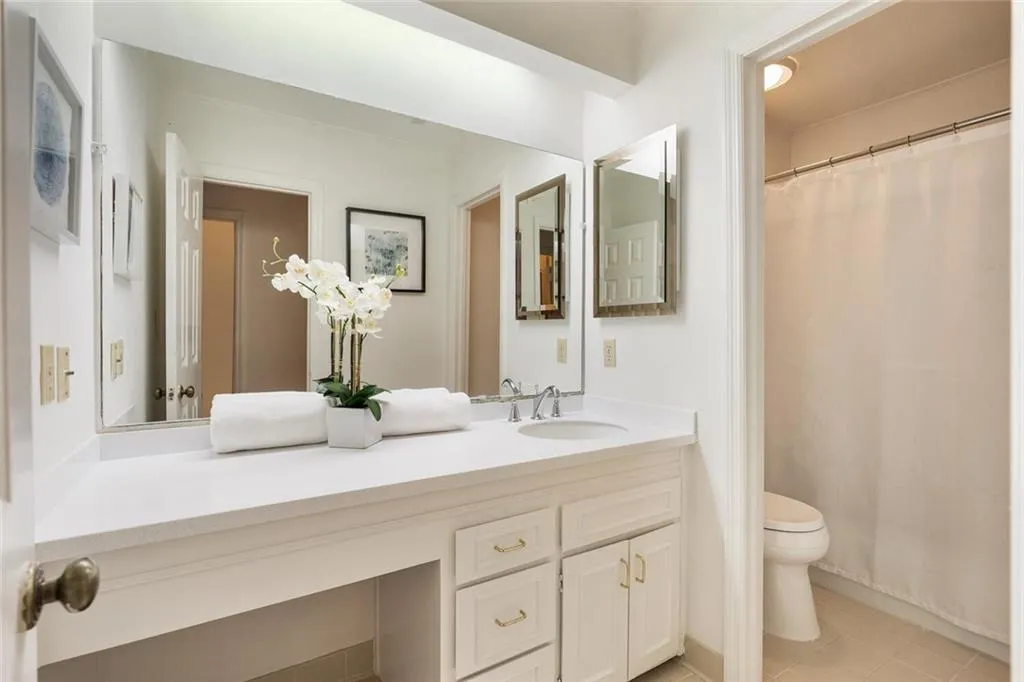 5211 Glenridge Drive, Sandy Springs, Georgia 30342, 3 Bedrooms Bedrooms, ,3 BathroomsBathrooms,Residential,Sold,5211 Glenridge Drive,7150976