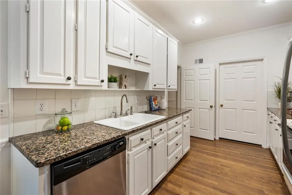 5211 Glenridge Drive, Sandy Springs, Georgia 30342, 3 Bedrooms Bedrooms, ,3 BathroomsBathrooms,Residential,Sold,5211 Glenridge Drive,7150976