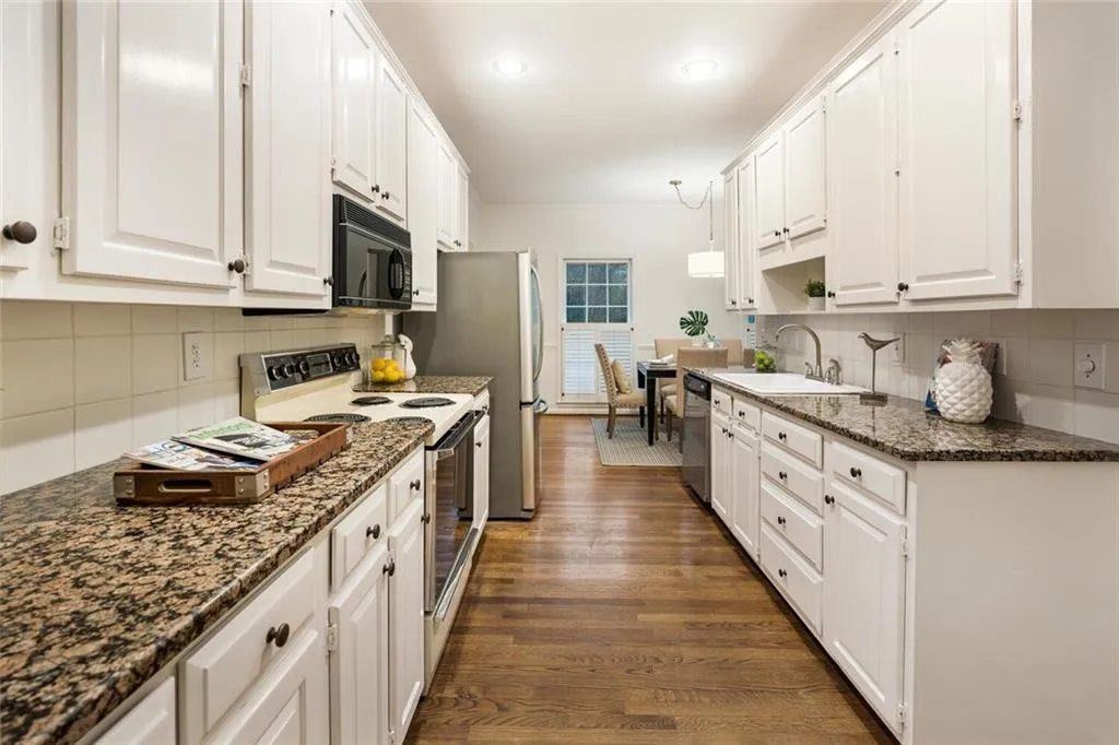 5211 Glenridge Drive, Sandy Springs, Georgia 30342, 3 Bedrooms Bedrooms, ,3 BathroomsBathrooms,Residential,Sold,5211 Glenridge Drive,7150976