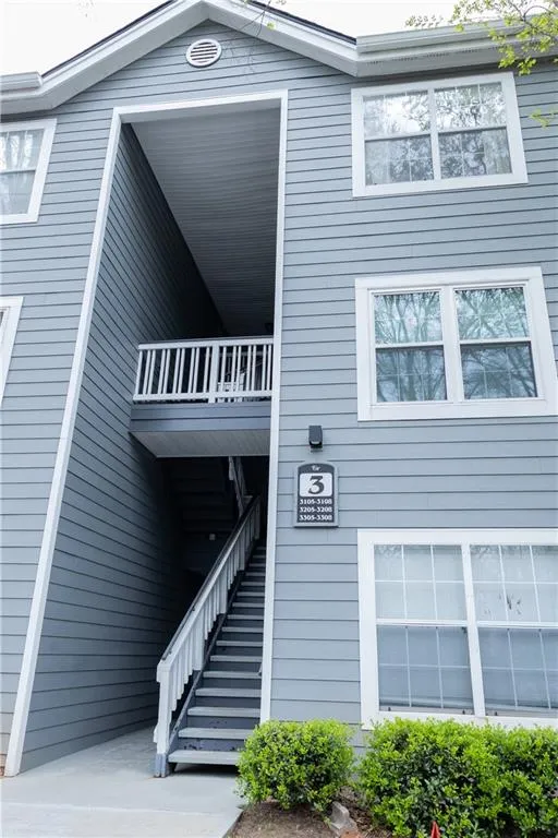 Property entrance with a balcony