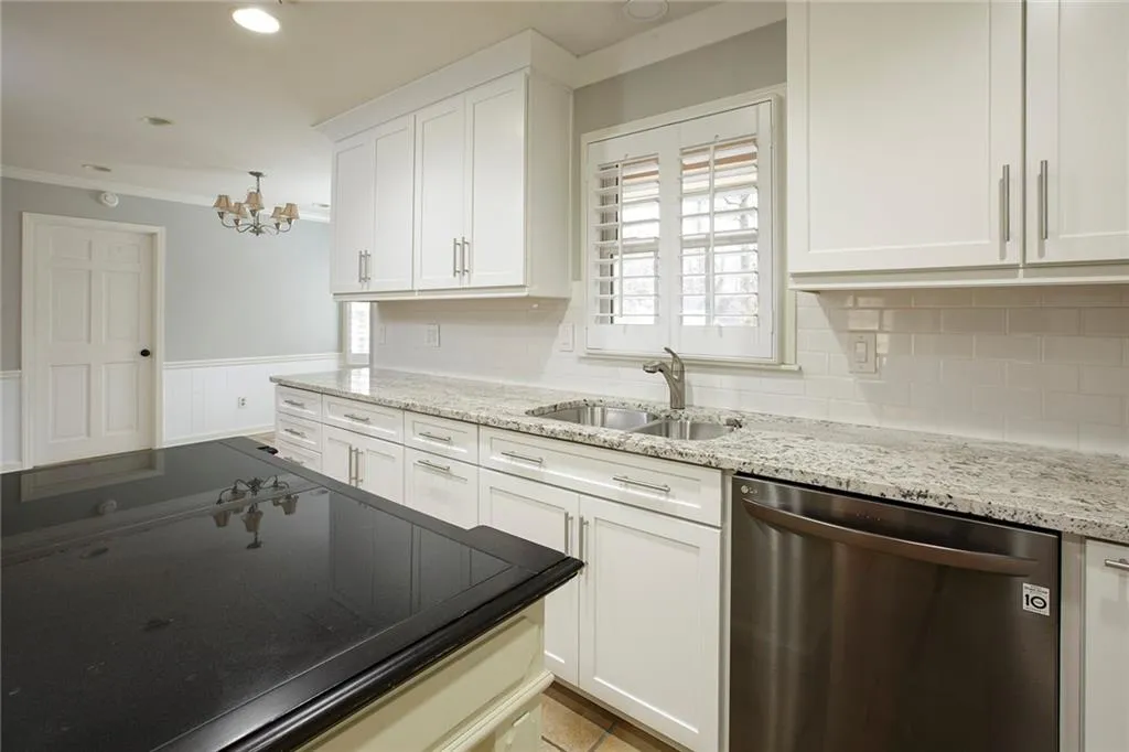 195 Northglenn Court, Atlanta, Georgia 30342, 4 Bedrooms Bedrooms, ,4 BathroomsBathrooms,Residential,Sold,195 Northglenn Court,6660583