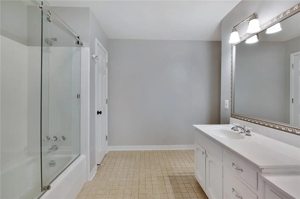 195 Northglenn Court, Atlanta, Georgia 30342, 4 Bedrooms Bedrooms, ,4 BathroomsBathrooms,Residential,Sold,195 Northglenn Court,6660583