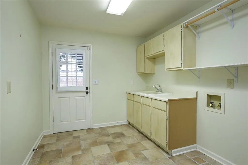 195 Northglenn Court, Atlanta, Georgia 30342, 4 Bedrooms Bedrooms, ,4 BathroomsBathrooms,Residential,Sold,195 Northglenn Court,6660583