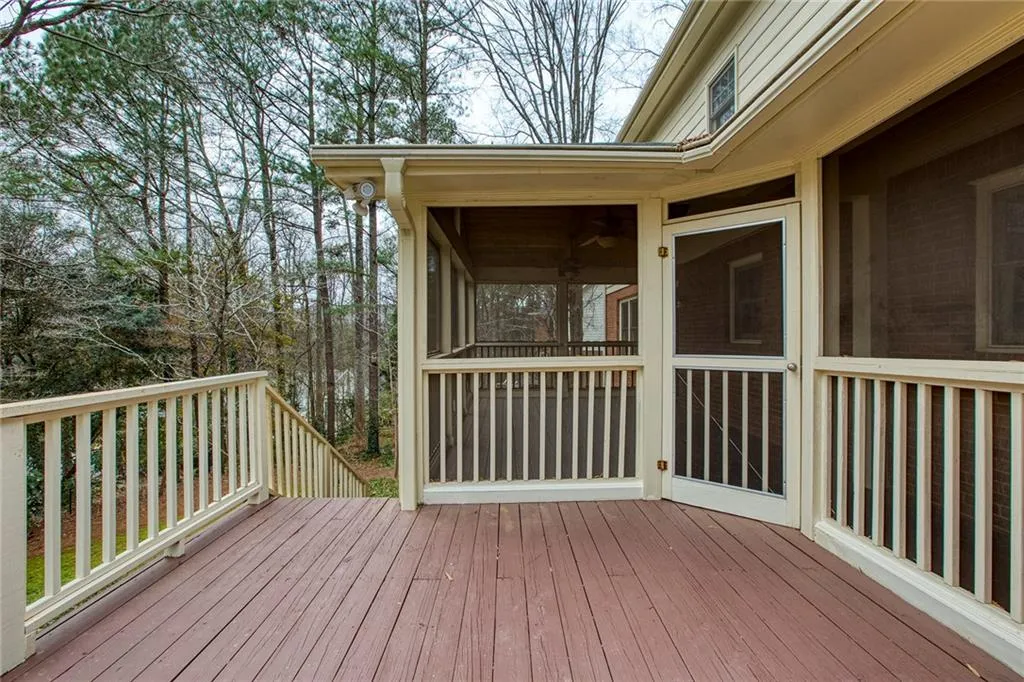 195 Northglenn Court, Atlanta, Georgia 30342, 4 Bedrooms Bedrooms, ,4 BathroomsBathrooms,Residential,Sold,195 Northglenn Court,6660583