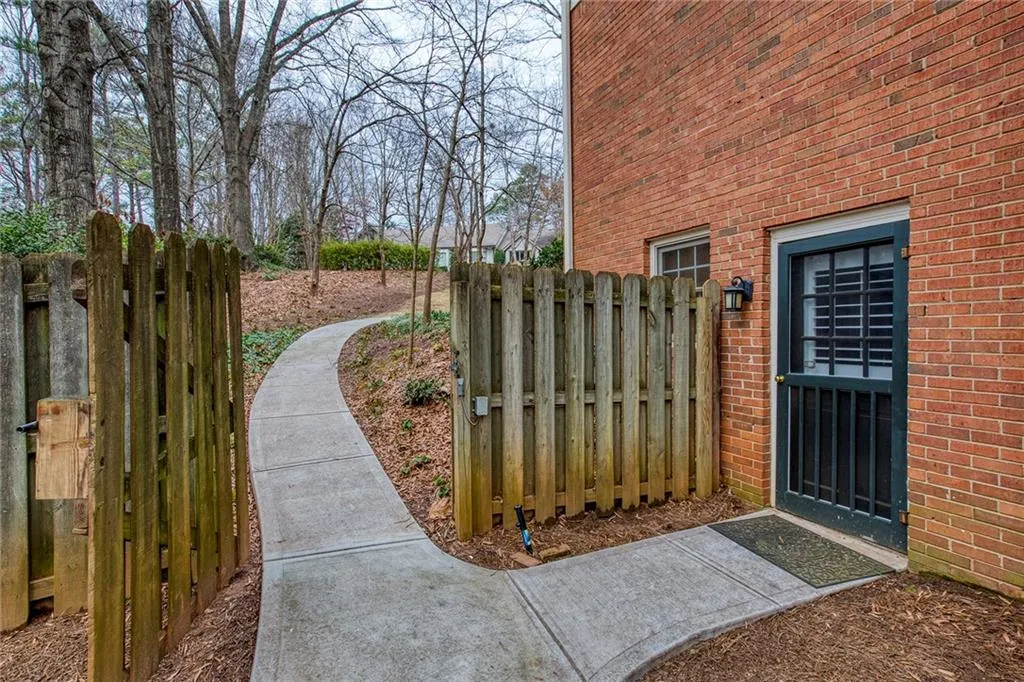 195 Northglenn Court, Atlanta, Georgia 30342, 4 Bedrooms Bedrooms, ,4 BathroomsBathrooms,Residential,Sold,195 Northglenn Court,6660583
