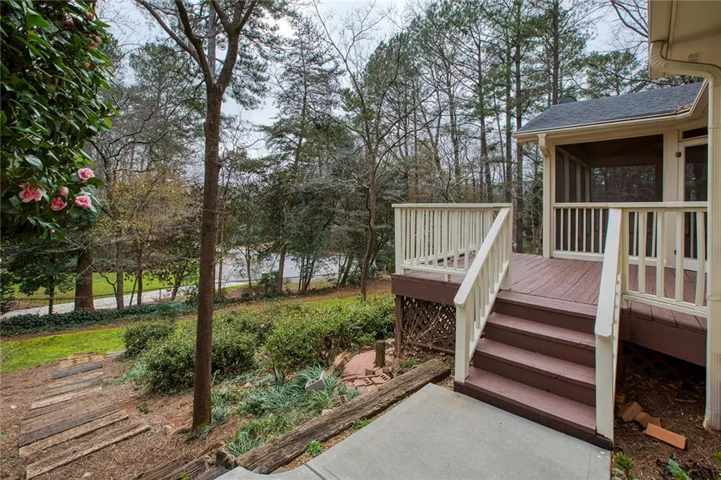 195 Northglenn Court, Atlanta, Georgia 30342, 4 Bedrooms Bedrooms, ,4 BathroomsBathrooms,Residential,Sold,195 Northglenn Court,6660583