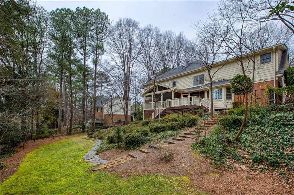 195 Northglenn Court, Atlanta, Georgia 30342, 4 Bedrooms Bedrooms, ,4 BathroomsBathrooms,Residential,Sold,195 Northglenn Court,6660583