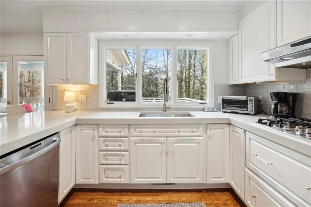 210 Marsh Glen Point, Sandy Springs, Georgia 30328, 5 Bedrooms Bedrooms, ,5 BathroomsBathrooms,Residential,Sold,210 Marsh Glen Point,7397715