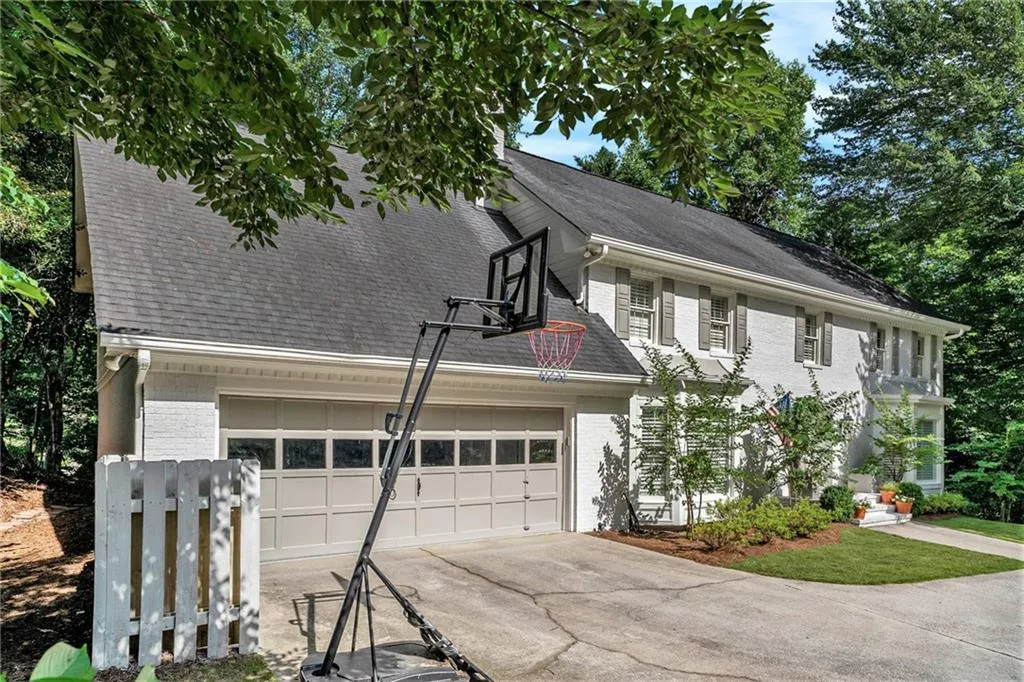210 Marsh Glen Point, Sandy Springs, Georgia 30328, 5 Bedrooms Bedrooms, ,5 BathroomsBathrooms,Residential,Sold,210 Marsh Glen Point,7397715