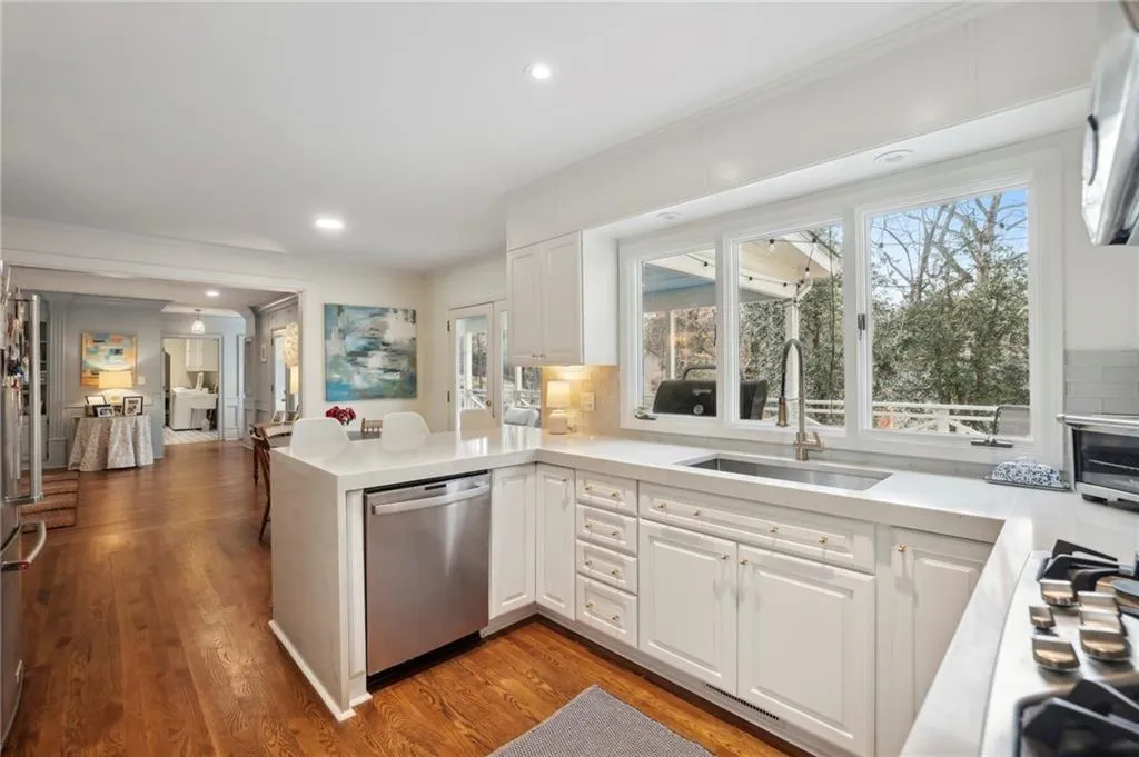 210 Marsh Glen Point, Sandy Springs, Georgia 30328, 5 Bedrooms Bedrooms, ,5 BathroomsBathrooms,Residential,Sold,210 Marsh Glen Point,7397715