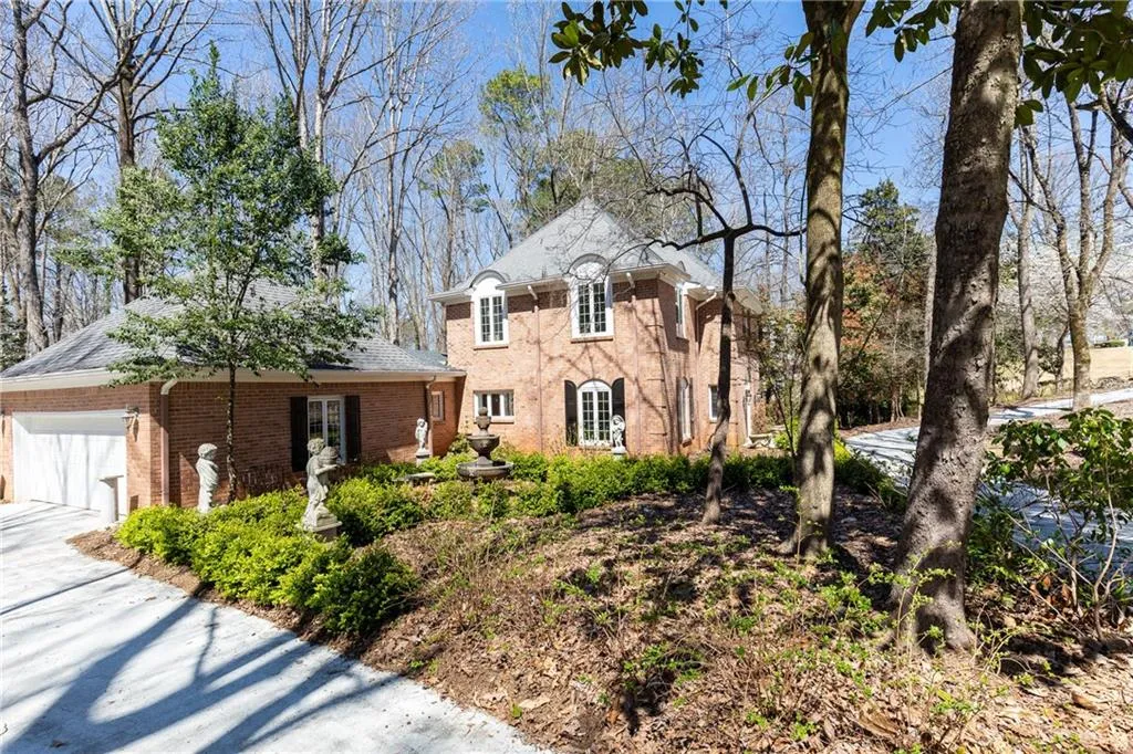 300 Skyridge Drive, Sandy Springs, Georgia 30350, 4 Bedrooms Bedrooms, ,3 BathroomsBathrooms,Residential,Sold,300 Skyridge Drive,6109041