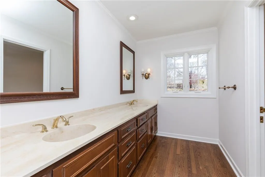 300 Skyridge Drive, Sandy Springs, Georgia 30350, 4 Bedrooms Bedrooms, ,3 BathroomsBathrooms,Residential,Sold,300 Skyridge Drive,6109041