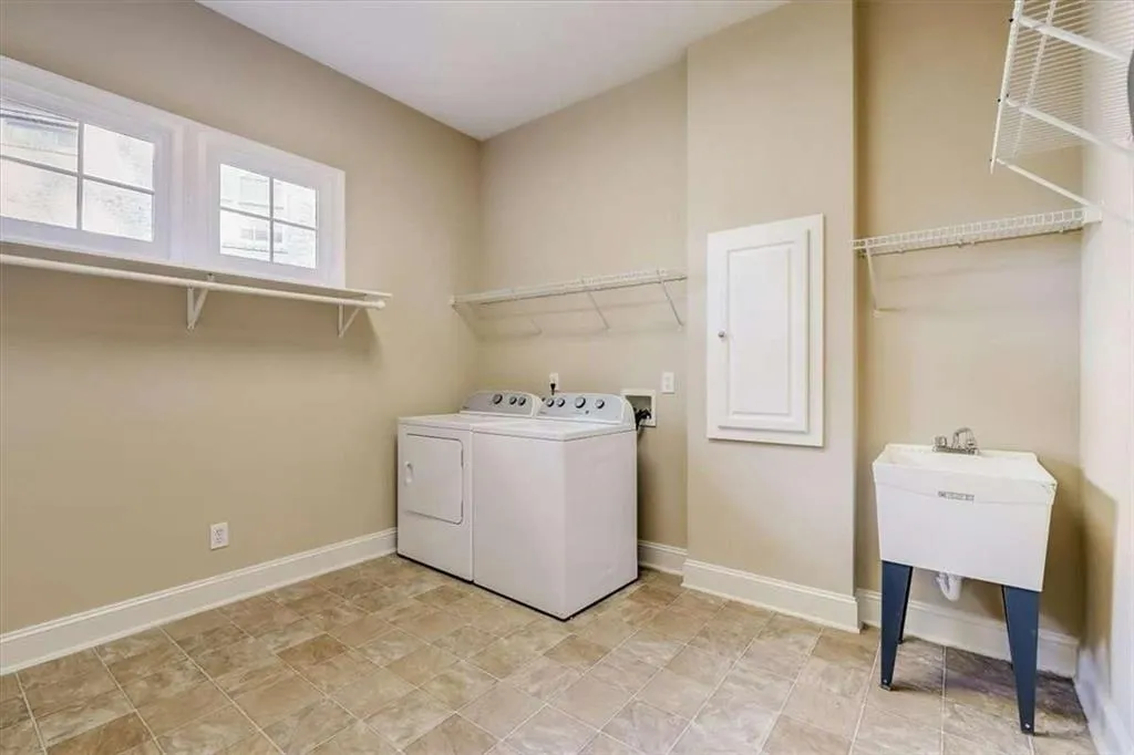 350 Wembley Circle, Atlanta, Georgia 30328, 3 Bedrooms Bedrooms, ,3 BathroomsBathrooms,Residential,Sold,350 Wembley Circle,6967045