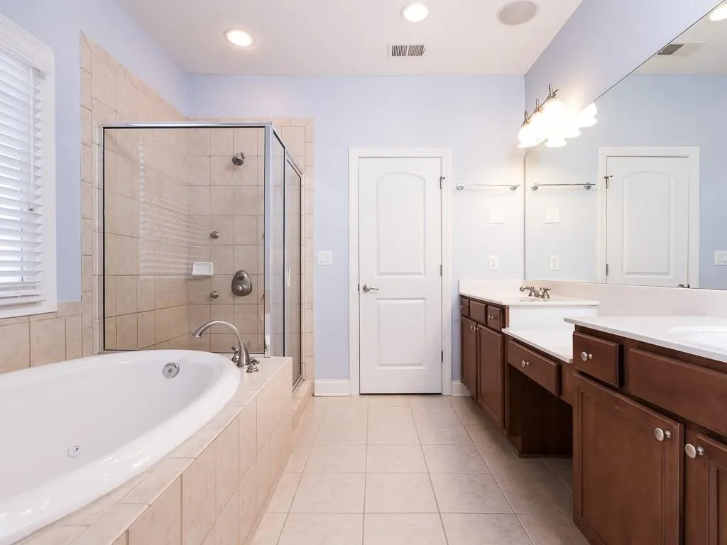 5469 Battery Lane Unit 16, Atlanta, Georgia 30342, 3 Bedrooms Bedrooms, ,2 BathroomsBathrooms,Residential,Sold,5469 Battery Lane Unit 16,5651739