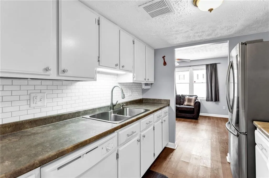 8847 Long Beach Circle, Sandy Springs, Georgia 30350, 2 Bedrooms Bedrooms, ,2 BathroomsBathrooms,Residential,Sold,8847 Long Beach Circle,7107680