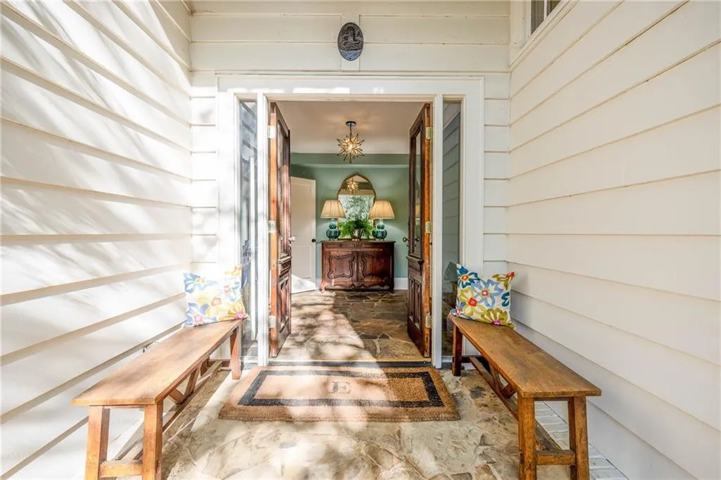 This is a side entry to the house, right by parking so easy to bring in groceries