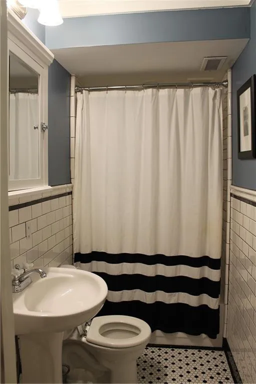 560 Carriage Drive, Sandy Springs, Georgia 30328, 4 Bedrooms Bedrooms, ,3 BathroomsBathrooms,Residential,Sold,560 Carriage Drive,6678794