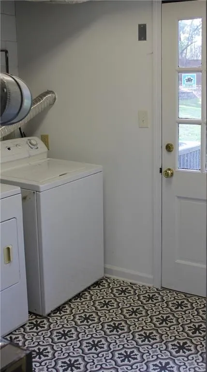 560 Carriage Drive, Sandy Springs, Georgia 30328, 4 Bedrooms Bedrooms, ,3 BathroomsBathrooms,Residential,Sold,560 Carriage Drive,6678794