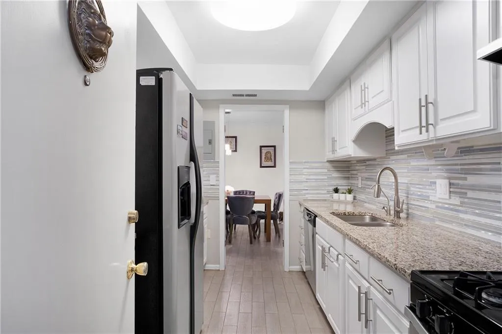 6851 Roswell Road Unit F1, Sandy Springs, Georgia 30328, 2 Bedrooms Bedrooms, ,2 BathroomsBathrooms,Residential,Sold,6851 Roswell Road Unit F1,7031931