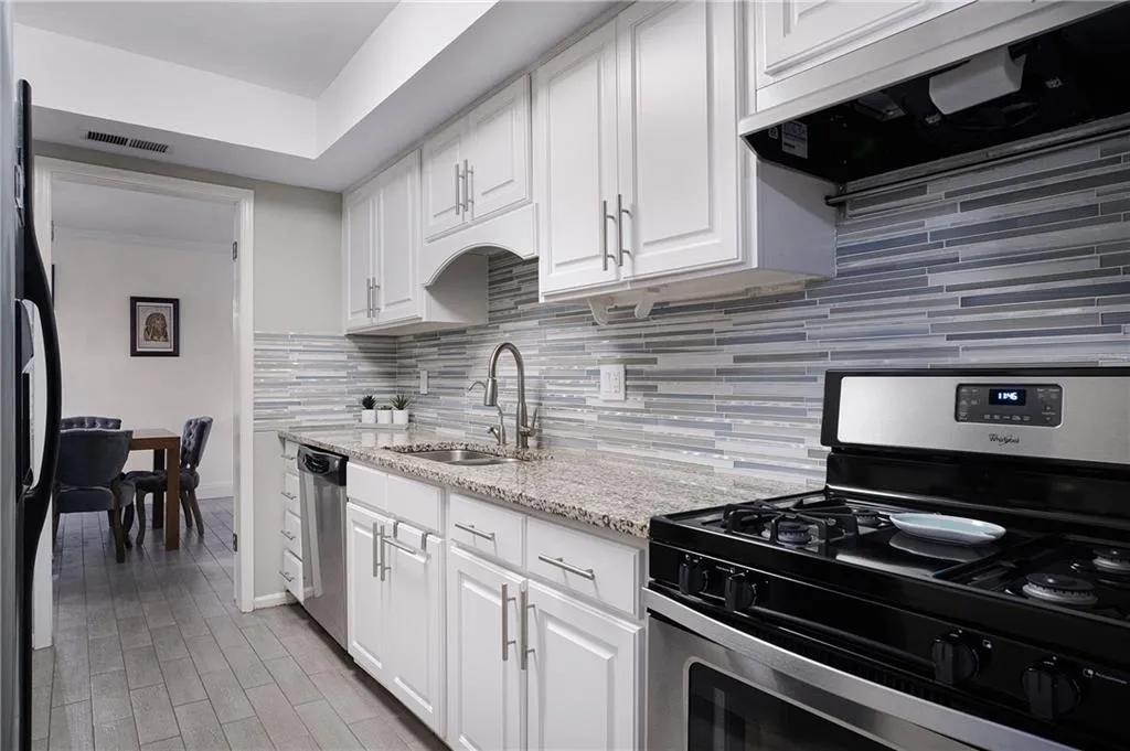 6851 Roswell Road Unit F1, Sandy Springs, Georgia 30328, 2 Bedrooms Bedrooms, ,2 BathroomsBathrooms,Residential,Sold,6851 Roswell Road Unit F1,7031931