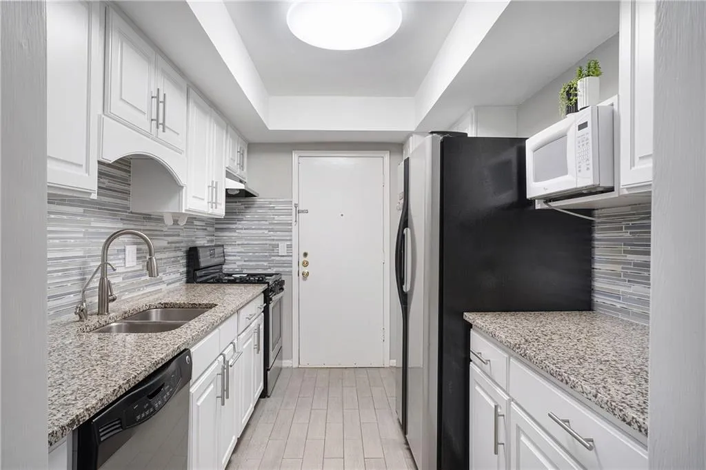 6851 Roswell Road Unit F1, Sandy Springs, Georgia 30328, 2 Bedrooms Bedrooms, ,2 BathroomsBathrooms,Residential,Sold,6851 Roswell Road Unit F1,7031931